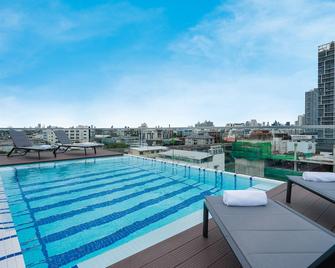 Hotel Amber Sukhumvit 85 - Bangkok - Pool
