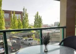Spacious Deluxe Furnished 2 Bedrooms , 2 Baths , 2 Parking Easy To Share ; - North Vancouver - Balcó