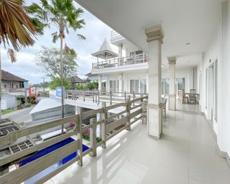 Urbanview Hotel Lilis Ikvala Radha - North Kuta - Balcón
