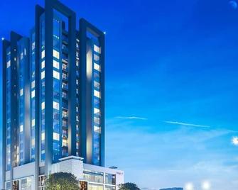 Indigo Heights Hotel & Suites - Lahore - Building