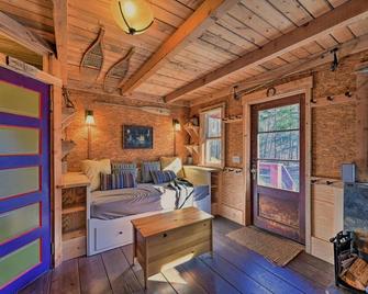 The Chalet @ SkyCamp: Family-friendly cabin near Stevens Pass. Adventure ready! - Skykomish - Living room