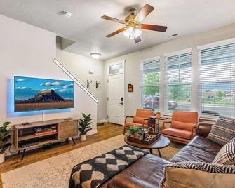 Spacious 2-Story, Pet&fam Friendly, Wfh, Gym&pool - Draper - Living room