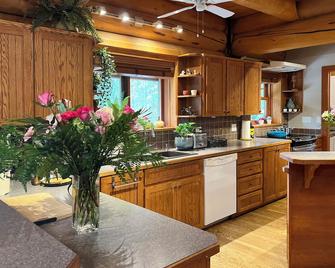 Airy Log Cabin - Mission - Cocina