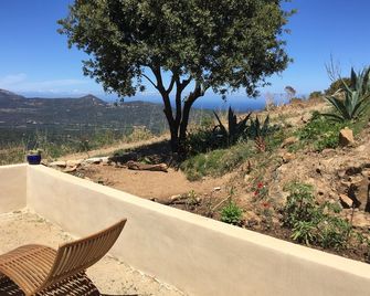 Very quiet garden level with sea and mountain views, - Belgodère - Balcon