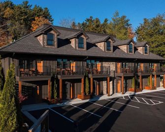 Modern Townhome with Balcony Located on Main St. In Downtown Blowing Rock - Blowing Rock - Gebouw