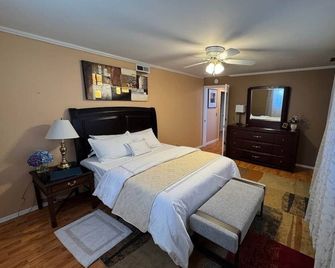 Bright & Spacious Apartments Near Albany Airport - Colonie