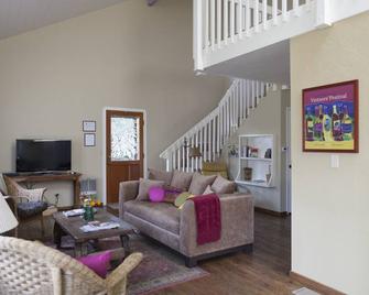 Discover Los Olivos charm, just steps to great restaurants and wine tasting. - Los Olivos - Living room