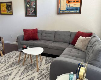 Cozy Orlando Retreat • 1br • Free Parking - Orlando - Living room