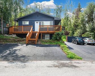 New!! Lovely Apartment 5 Minutes From The Airport! - Anchorage - Building