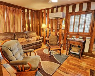 Creekside Waterfalls-Open For Bookings! Hot Tub, Wi-Fi, Pet Friendly With Fee - Fleetwood - Living room