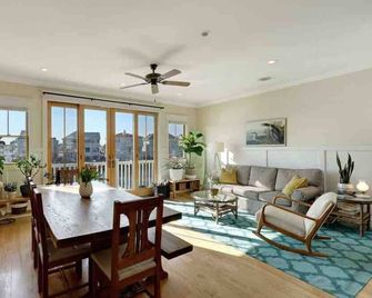 Luxurious Waterfront On Lake Louise! 1 Block From The Beach & Boardwalk! - Point Pleasant Beach - Wohnzimmer