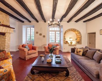 Romantic castle with outstanding view over the valley- Private pool - Castels-et-Bézenac - Sala de estar