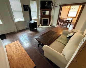 Spacious 5-bedroom house in charming Parkersburg with WiFi, AC - Parkersburg - Living room