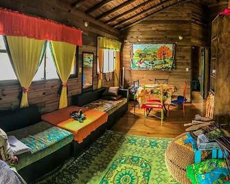 Wood House Hostel - La Fortuna - Wohnzimmer