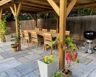 Spacious family home with large garden and parking - Letchworth Garden City - Patio