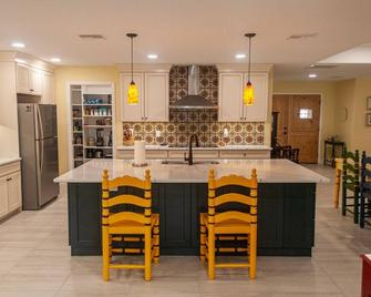 The Oasis - a tranquil retreat w/pool, hot tub and dry sauna - Floral City - Restaurante