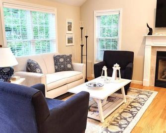 Nautical Comfort near Rail Trail - Chatham - Living room