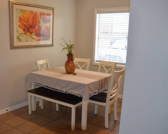 Home Away from Home - Enterprise - Jídelna