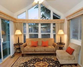 Arden Acres Executive Suites and Cottages - Sacramento - Oturma odası