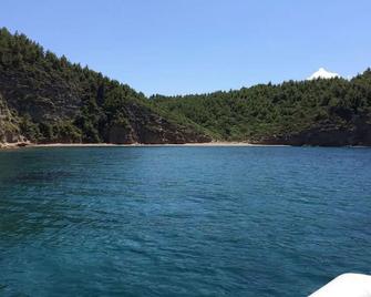 Gorgeous beachfront family villa in Evia,Greece ! - Achladi - Playa
