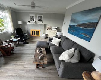 Elegant and modern, ocean view private vacation home - Grand Manan - Living room