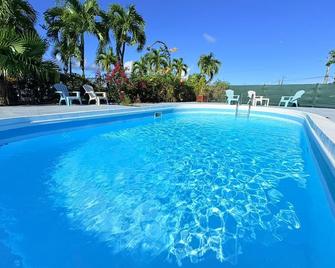 Ilet Soleil 2 5 Minutes From The Beach! Lovely Terrace For Lounging - Sainte-Anne - Zwembad