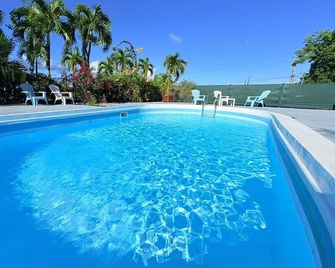 Ilet Soleil 5 Minutes From The Beach! Lovely Terrace For Lounging - Sainte-Anne - Zwembad
