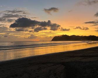 4 Bed/4bath/Sleeps 8 & Footsteps Away From Beach - Sámara