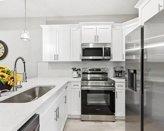 Modern Lehigh Retreat | Stylish 3br • Sleeps 6 - Lehigh Acres - Kitchen