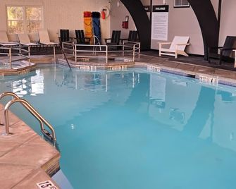 Dutch Wonderland Inn - Lancaster - Pileta