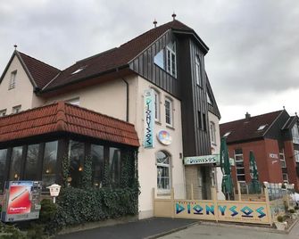 Dionysos - Neumünster - Edificio