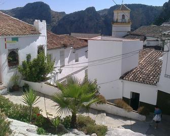 House with Spectacular Mountain Views and Shared Pool - Montejaque - Vista del exterior