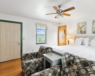 Pet Friendly Cabin Hideaway For 2! Cabin 7 - Fancy Gap - Bedroom