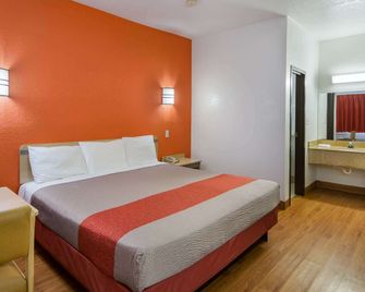 Americas Best Value Inn & Suites Humble - האמבל - חדר שינה