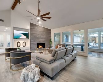 Stylish Dallas Oasis with Pool, Hot Tub, Firepit & Mural - Dallas - Sala de estar