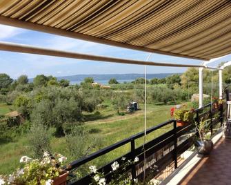 Well Appointed Apartment With Sun Terrace And Lake Bolsena View - Bolsena - Balkon