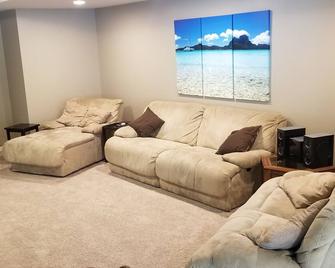 Salt Water Pool, Hot Tub and Golden Tee - Elkhorn - Living room