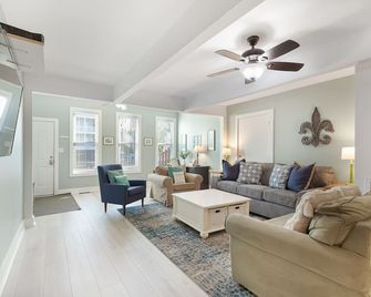Salty Shack Unit B - Salty Shack - Dog Friendly Home - Across from the Beach - Central Location! - Folly Beach - Sala de estar