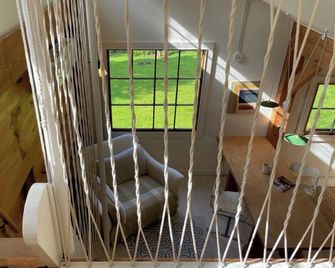 Cozy, Light-filled Garret Studio Apartment with Meditation/Reading loft - Lincoln - Escaleras