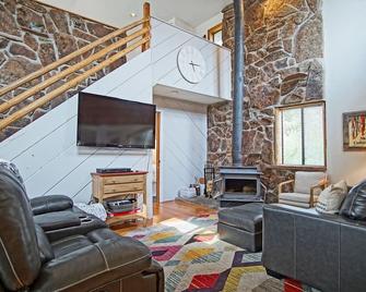 New Listing, Great Backyard with Firepit, Pet Friendly, Wood Burning Stove - Grand Lake - Вітальня