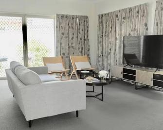 Peaceful and New Two Bedroom Unit in Traralgon - Traralgon - Living room