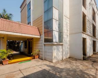 Spot On 35992 Relax Garden Nx - Ulhasnagar - Building