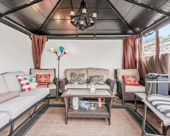 Charming 1-bedroom apartment in delightful Uniondale with WiFi, AC, fitness room - Uniondale - Living room