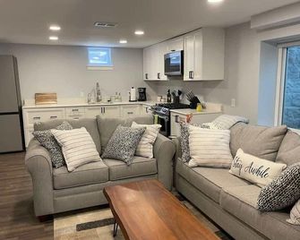 Chic Modern Stay: The Perfect Boiler Up Stay! - West Lafayette - Living room
