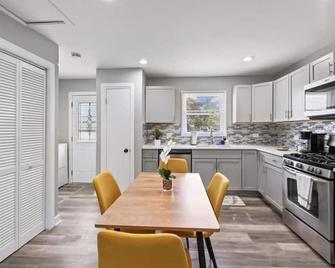 Lake Zurich Home with fast Wi-Fi - Lake Zurich - Kitchen