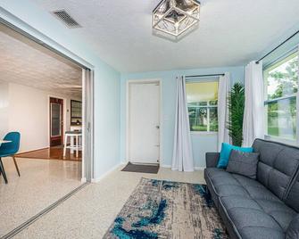 Sunny Serene Staycation - Holiday - Sala de estar
