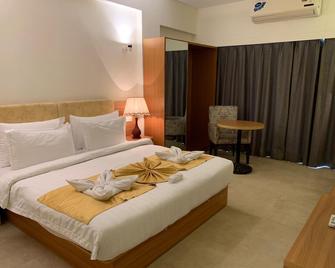 Hotel Reemz Chiplun - Chiplūn - Bedroom