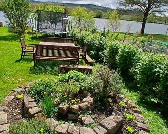 Apartment Moselblick Piesport Ferres is located directly on the banks of the Moselle River - Piesport - Patio