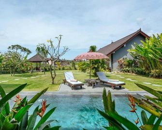 Carik Bali Guest House - North Kuta - Piscina