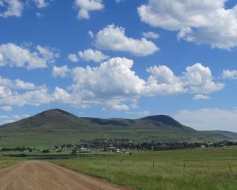 Olde World Property on the main road behind high walls you find DeKotzenhof - Wakkerstroom - Vista del exterior